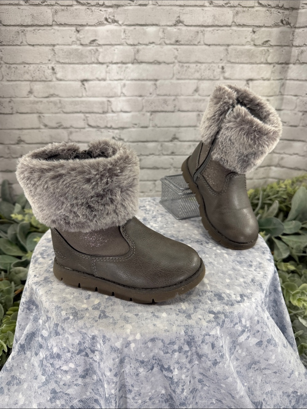 OSH KOSH B’GOSH “Duchess” Gray Fur Collar Round Toe Cozy Zip Boots - Girls 7M 🩶
